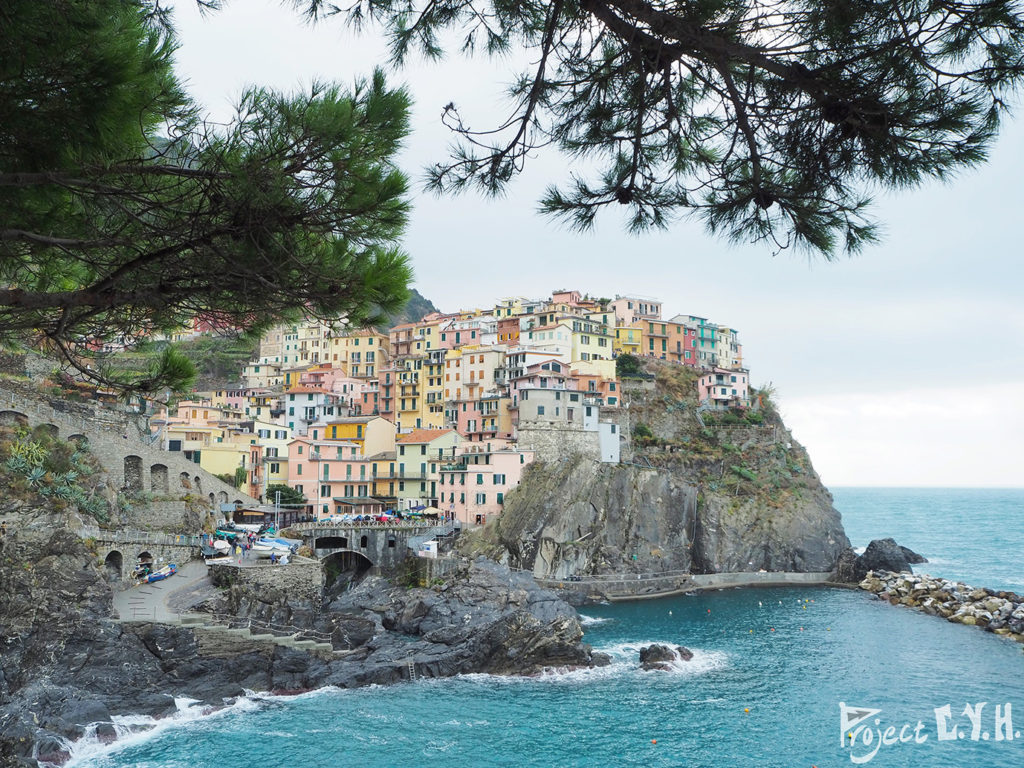 MSC鴻圖號，Manarola 的沿海彩色房子