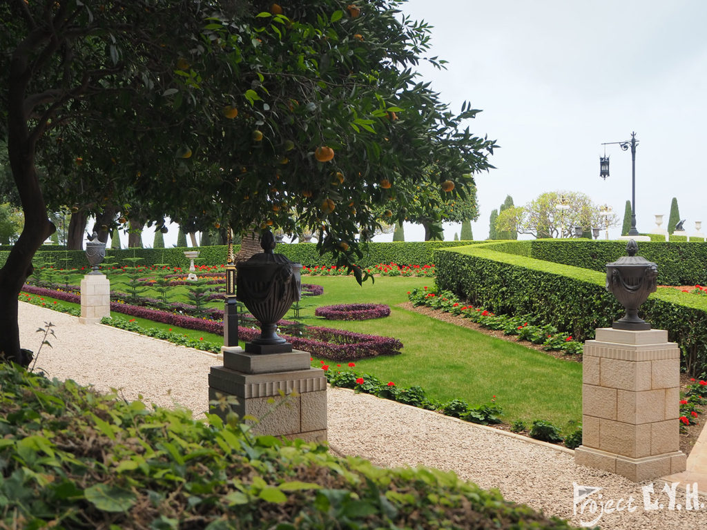 以色列，中層 Main Entrance 的花園內部，花圃被修建得非常整齊