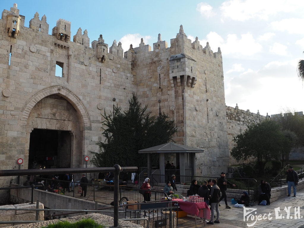 耶路撒冷舊城區的城牆和大馬士革門（Damascus Gate）