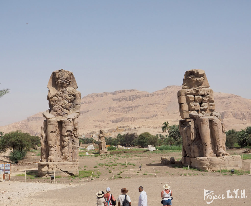 曼儂巨像（Colossi of Memnon）：這兩尊雕像原本屬於阿蒙霍特普三世神殿，但神殿在西元前二十七年的一場大地震摧毀了，只剩下風化嚴重的雕像們