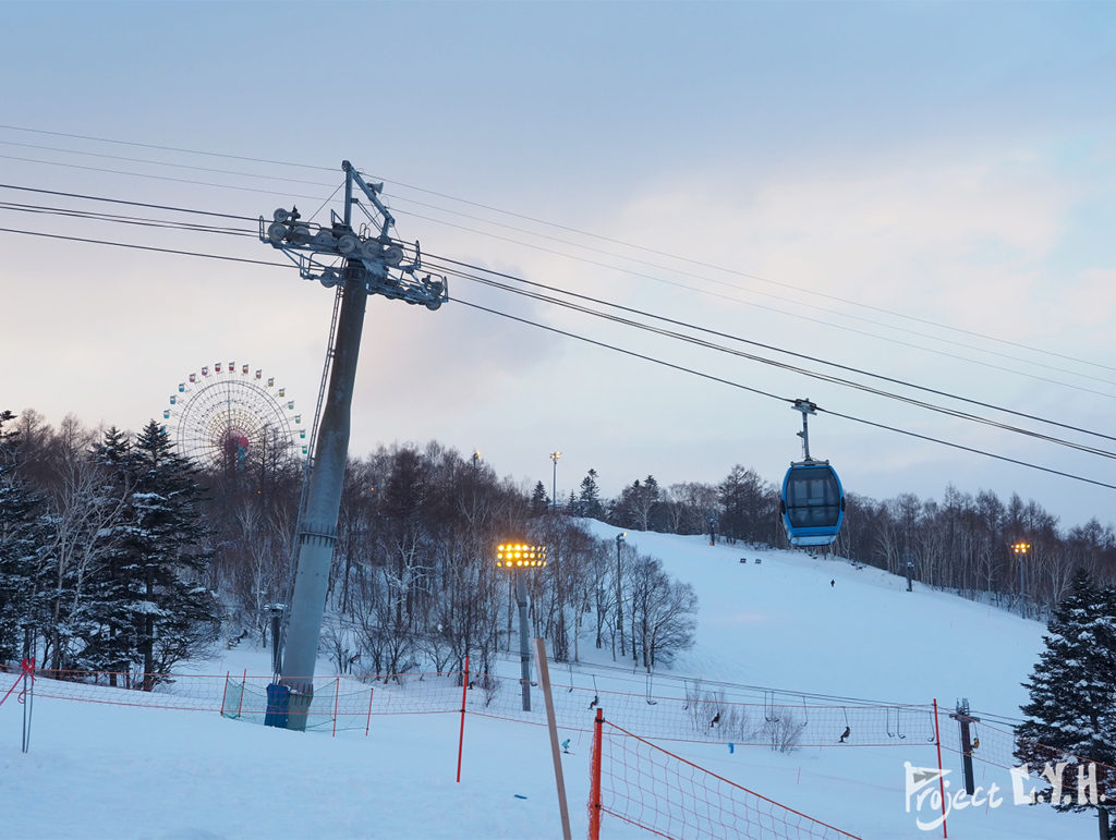 滑雪場的纜車