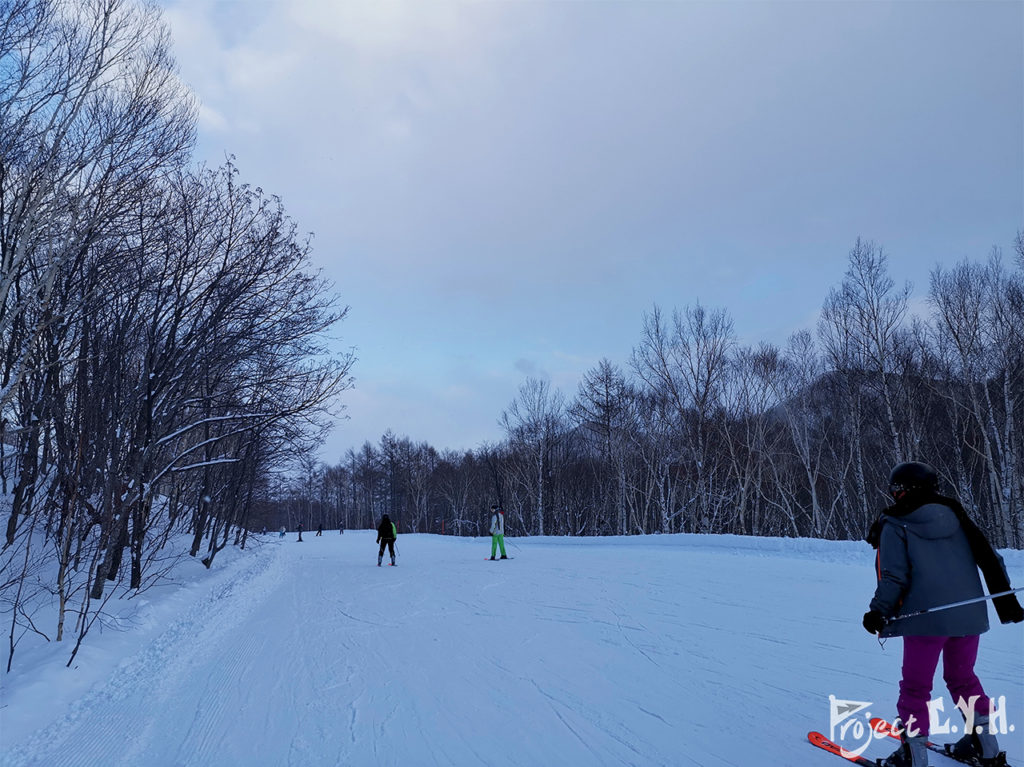 天色很快就暗了，冬天的北海道大概五點就日落囉