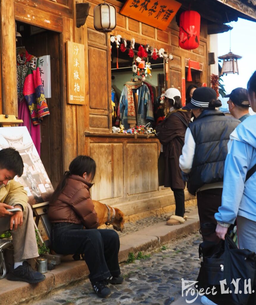 來到旅拍店啦,各種衣服任君挑選~