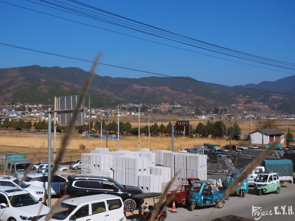 穿過沙溪趕集的集市後的公路山景
