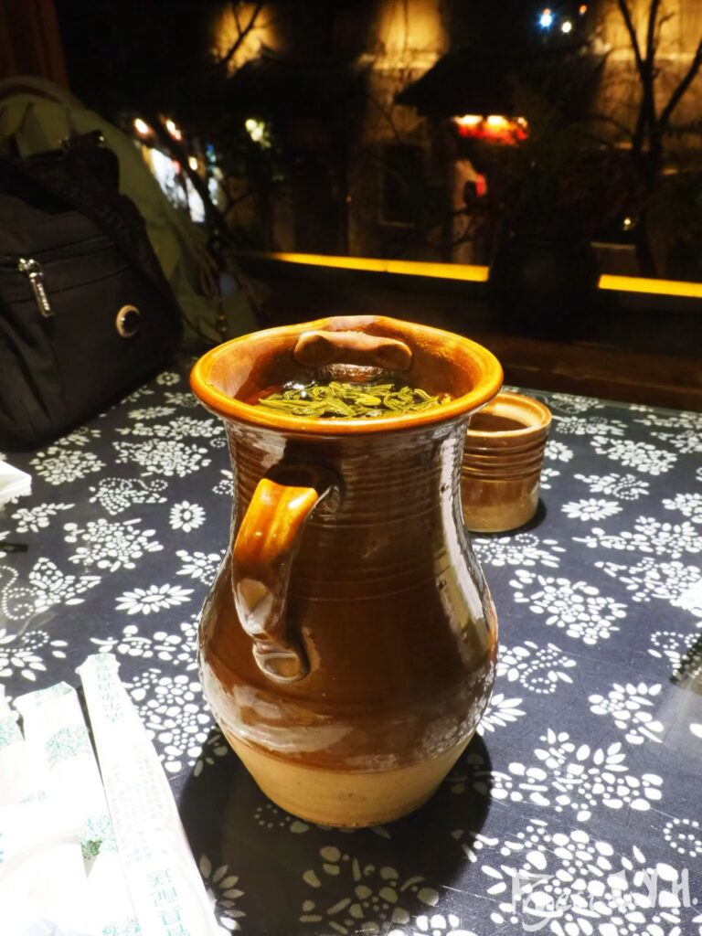 晚餐付的茶~(旁邊是開放式的窗台,可以聽到對面酒吧的音樂)