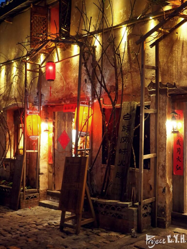 我們吃晚餐的餐廳對面的熱鬧酒吧(沒拍到餐廳🤣)