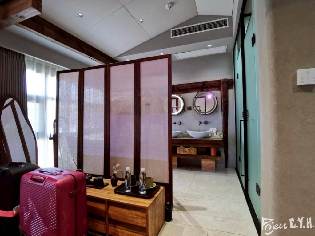 Loft房型的二樓,右邊兩片是廁所和淋浴間的門,淋浴間裡面沒有可以放衣服的架子耶,裸體走出來就直接被看光🙂