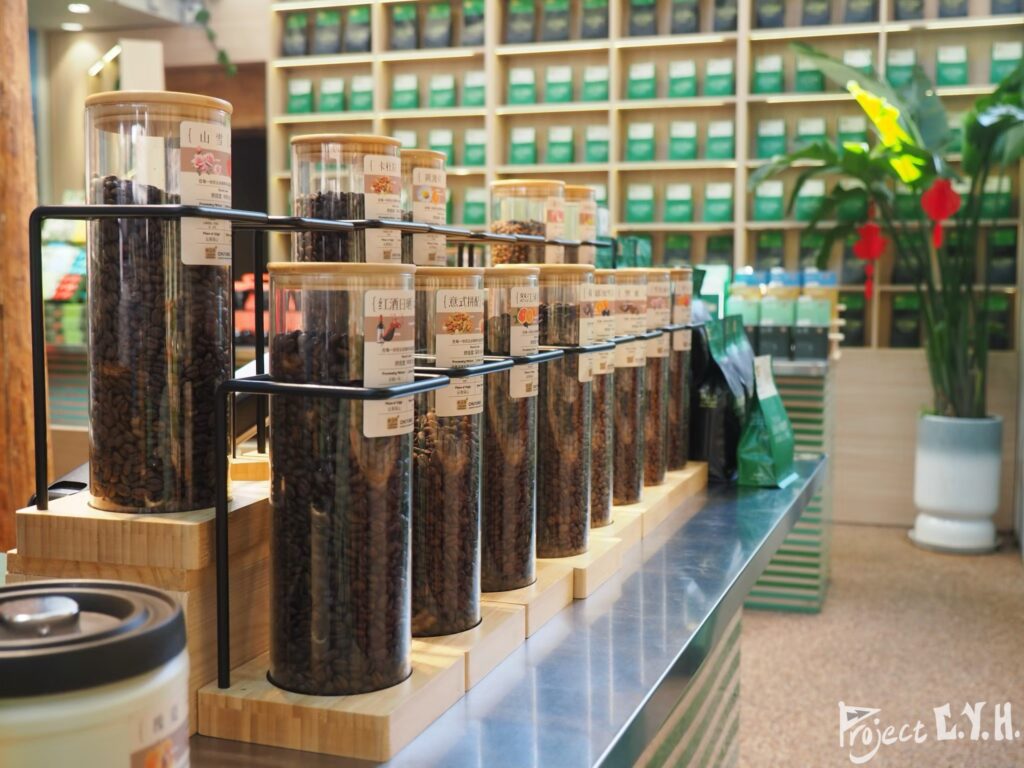 就是這間服務很好、很會推銷、請喝咖啡超大方的「初雲谷」咖啡,我們的一小時直接在這裡消失