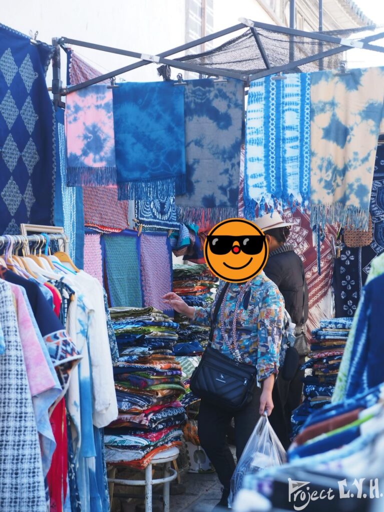 老媽每經過一間賣布的店都必須進去買兩匹