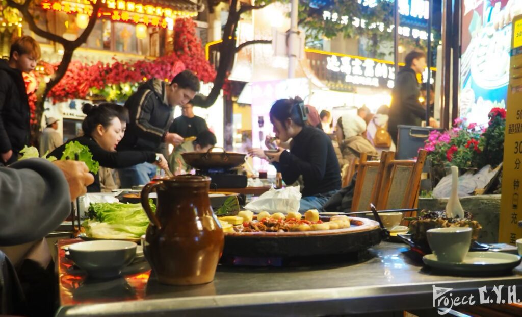 這家店其實標榜「烤肉+火鍋」兩種享受一次滿足,但我們食量不足,只能享受火鍋